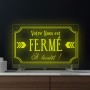 Insegna luminosa FERME personalizzata RGB in plexiglas trasparente