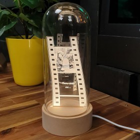 Lampa fotograficzna PELLICULE na drewnianej podstawie LED ze szklanym dzwonkiem